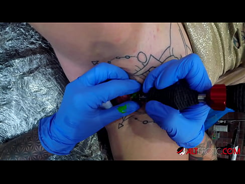 ❤️ Sully Savage, hottie estremamente tatuata, hà fattu un tatuatu nantu à u clitoris Pornografia in casa à co.japangaysex.ru ﹏